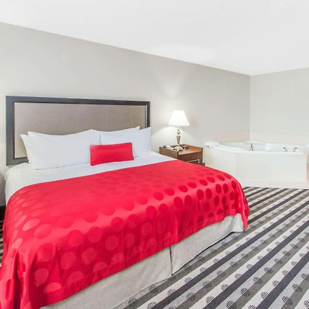 Ramada By Wyndham Springfield North Hotel Exterior foto