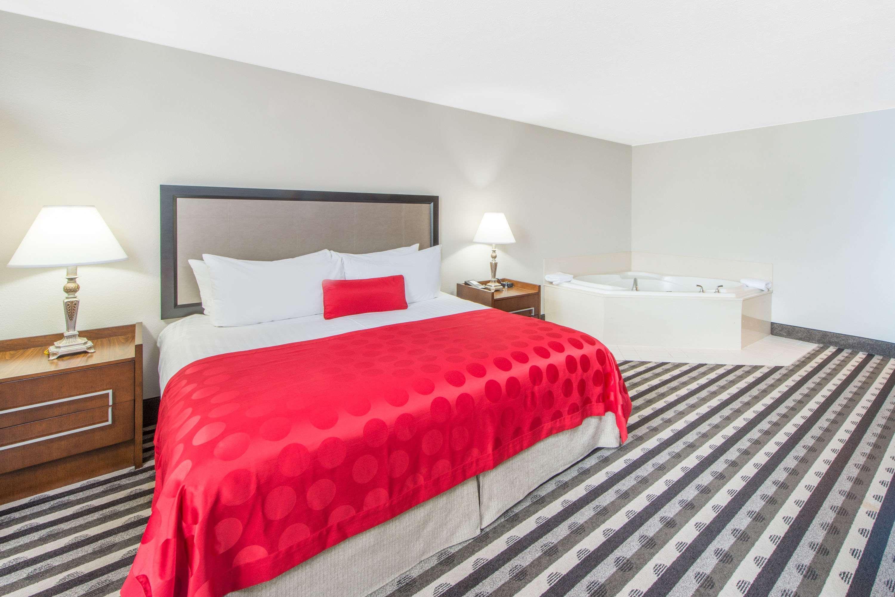 Ramada By Wyndham Springfield North Hotel Exterior foto