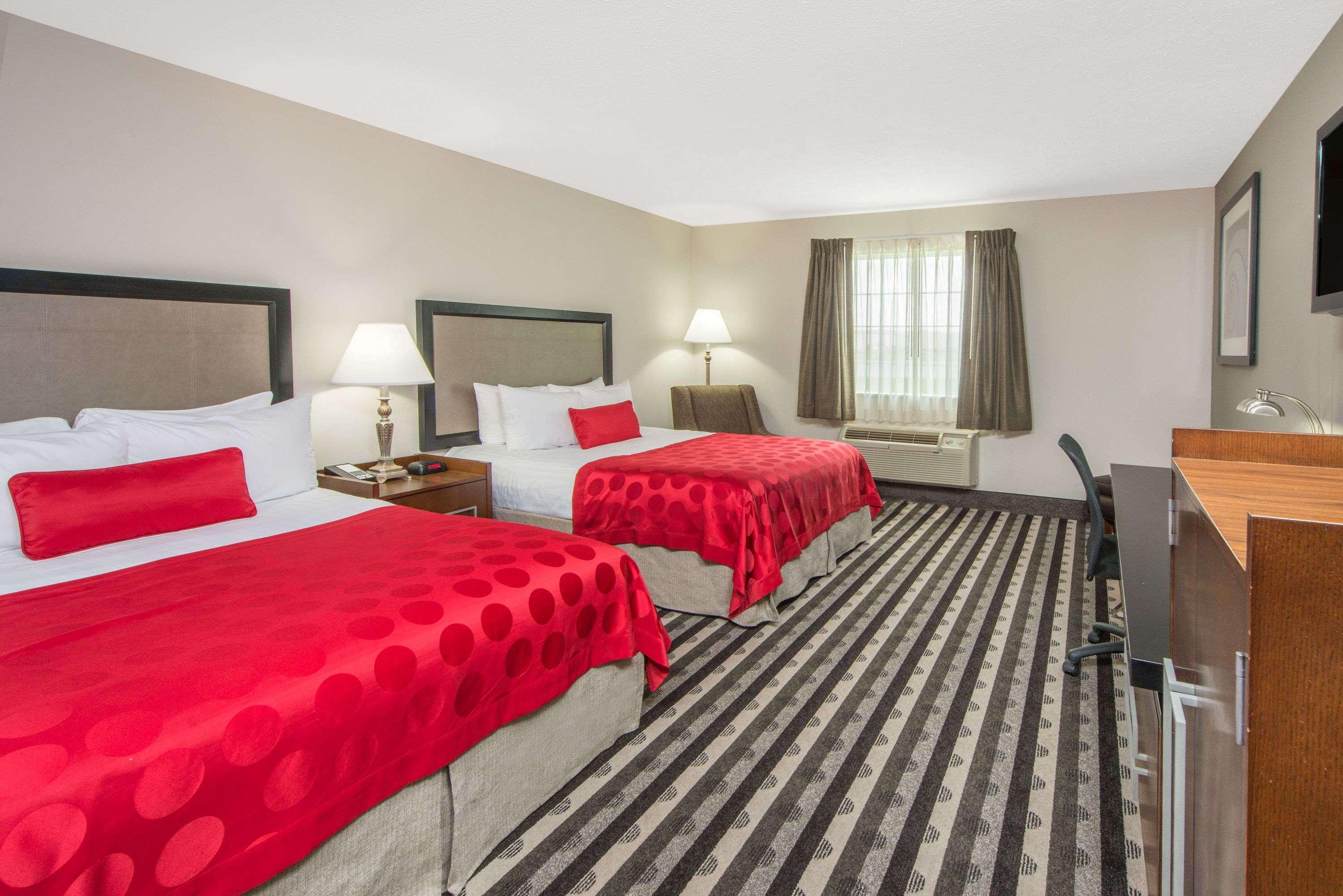 Ramada By Wyndham Springfield North Hotel Exterior foto