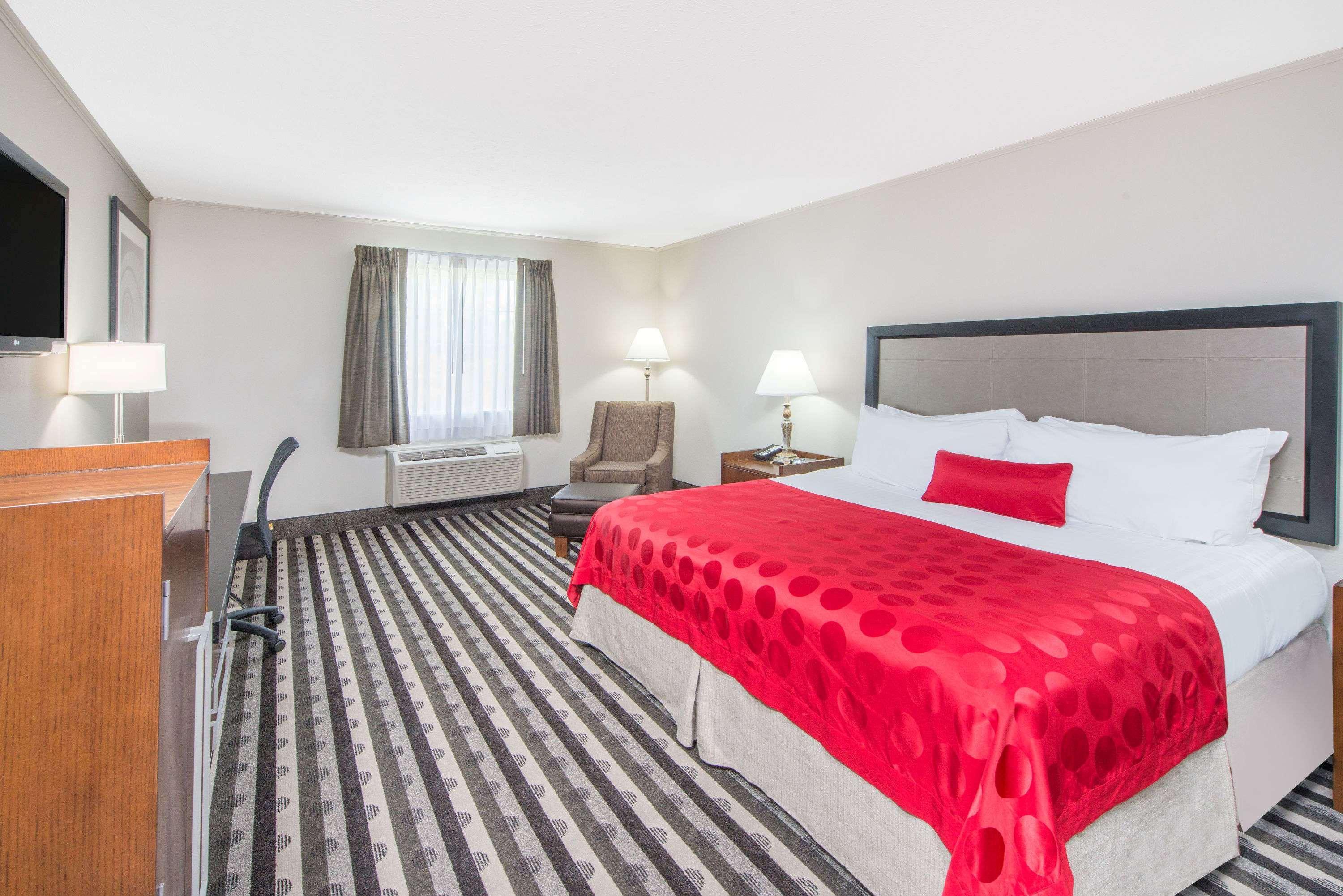 Ramada By Wyndham Springfield North Hotel Exterior foto
