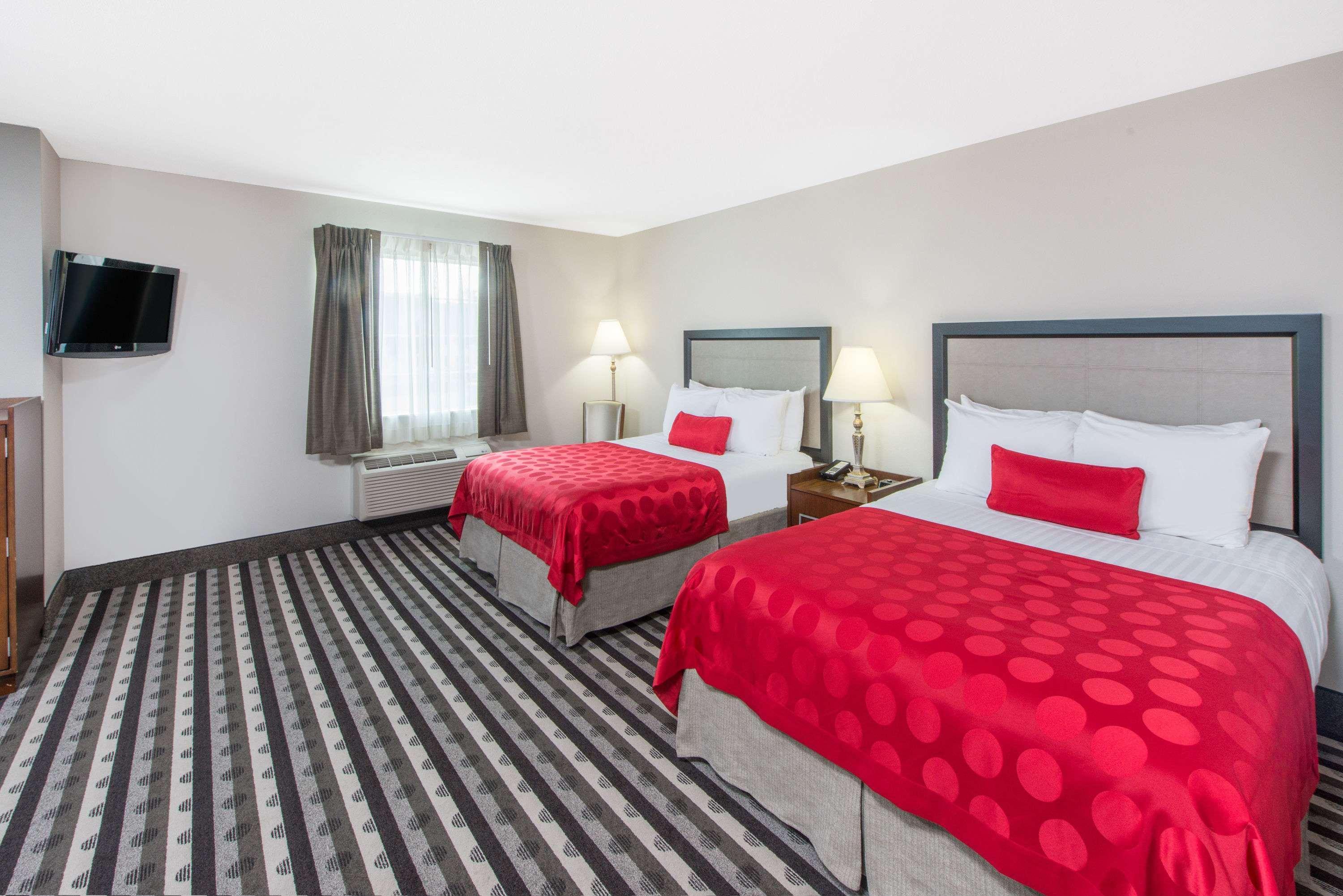 Ramada By Wyndham Springfield North Hotel Exterior foto