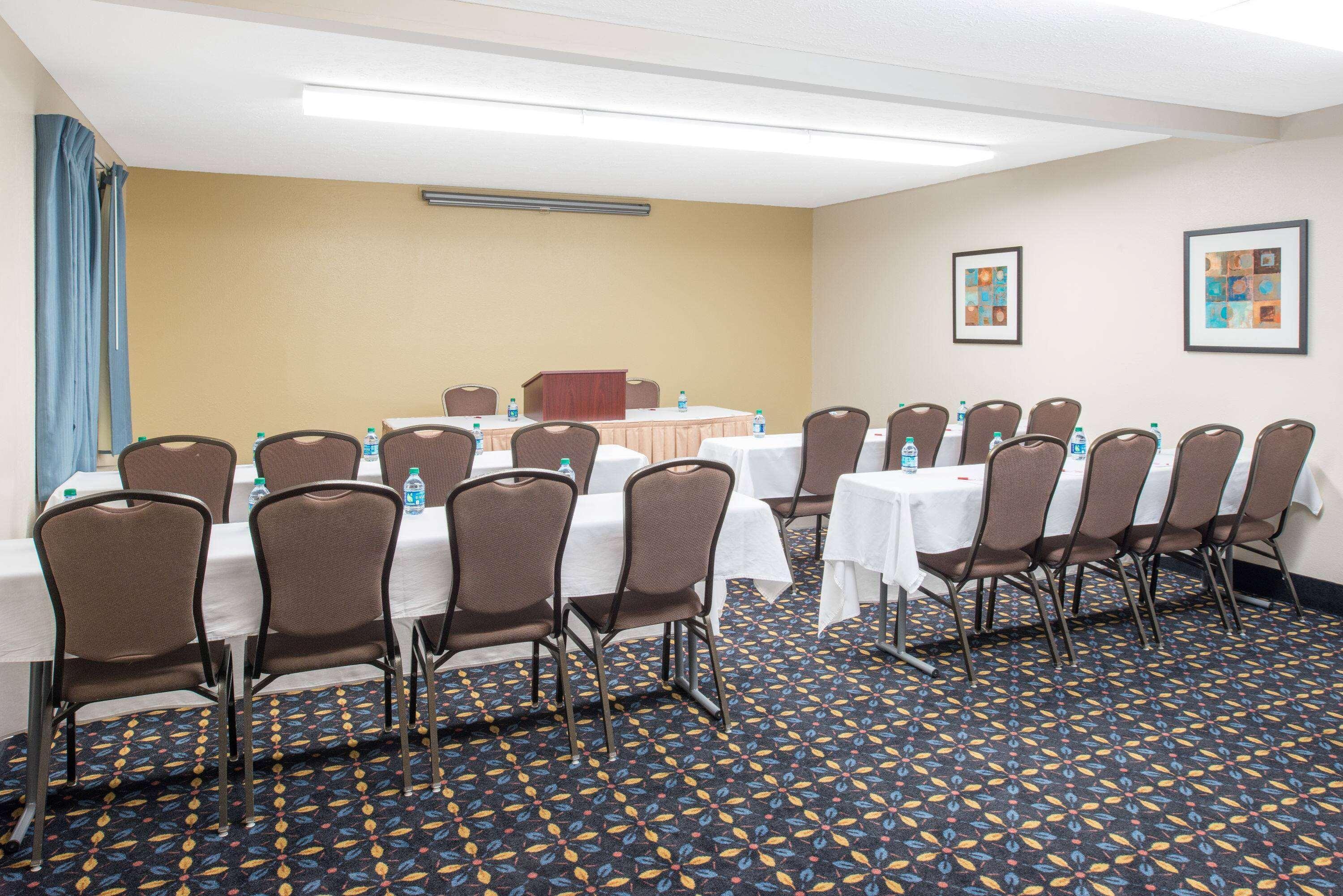 Ramada By Wyndham Springfield North Hotel Exterior foto
