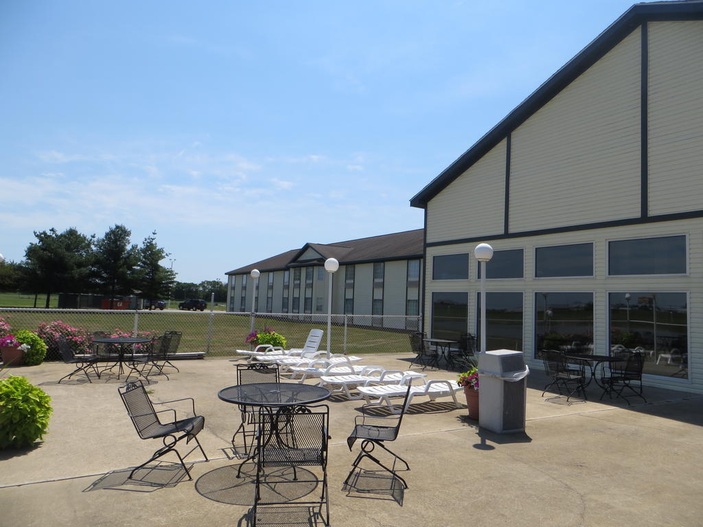 Ramada By Wyndham Springfield North Hotel Exterior foto