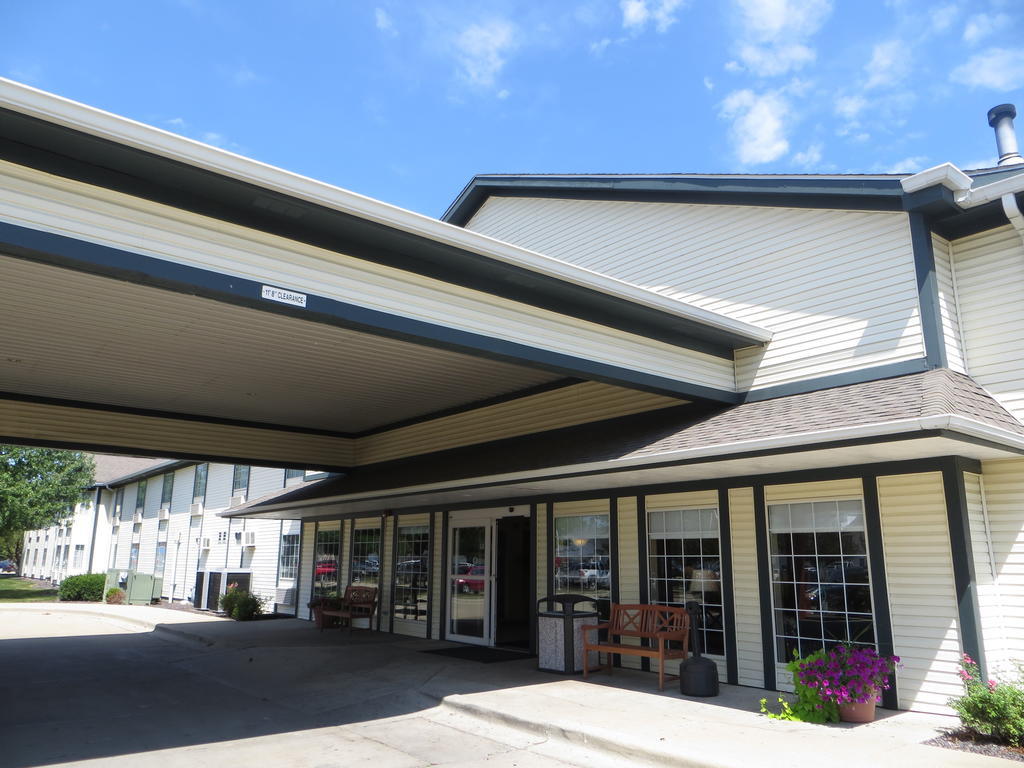 Ramada By Wyndham Springfield North Hotel Exterior foto